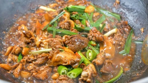 东莞农家乐里柴火鸡的做法，铁锅大灶肉香四溢