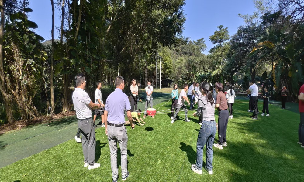 沙坑里的双倍快乐,一场治愈力拉满的团建亲子游